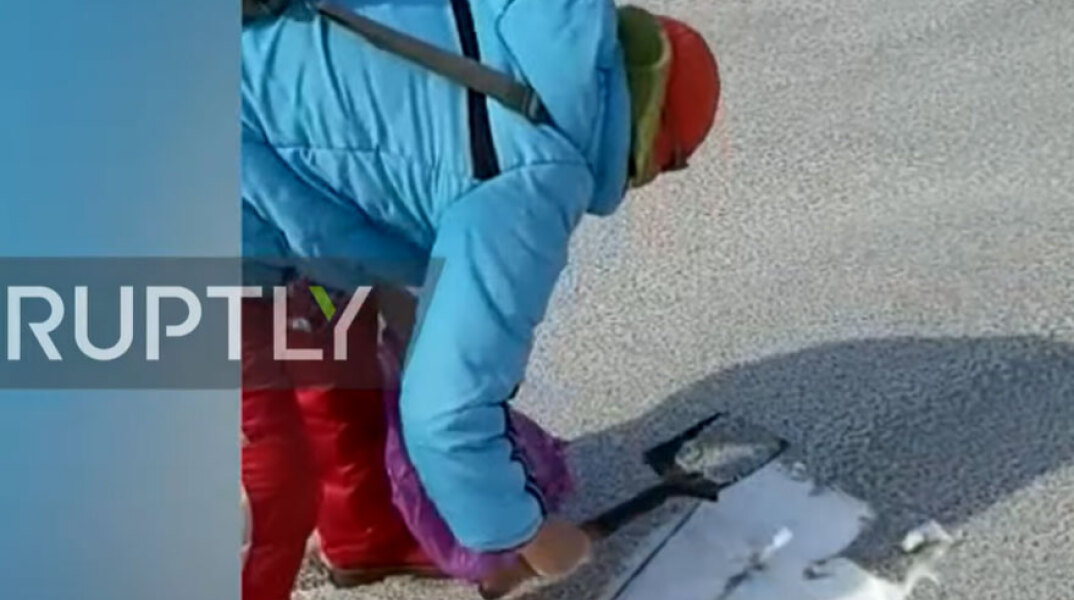 Με το φτιάρι απομακρύνουν τις στάχτες οι κάτοικοι μετά την έκρηξη ηφαιστείου στη Ρωσία