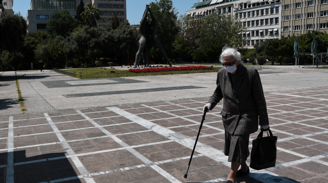 Γιατί πέφτουν πιο συχνά οι ηλικιωμένοι στη διάρκεια της καραντίνας;