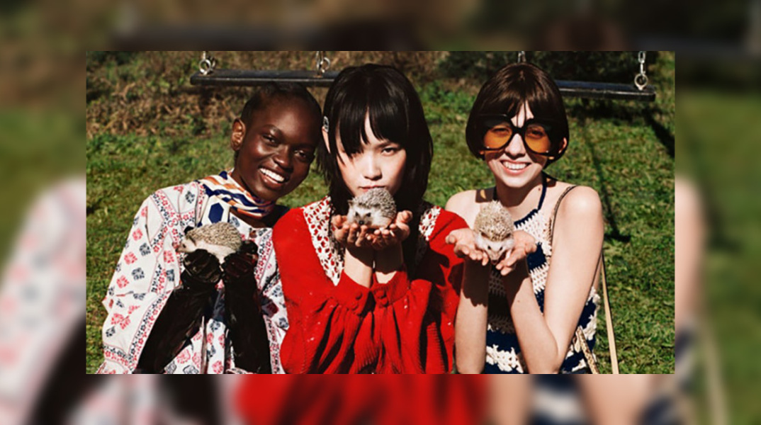 Φωτογραφία από την καμπάνια της Gucci 2020 με 3 κορίτσια που κρατούν στα χέρια σκατζόχοιρους