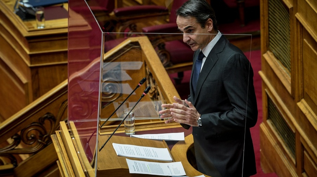 Ο Κυριάκος Μητσοτάκης μιλάει στη Βουλή μέσα από προστατευτικό πλέξιγκλας λόγω κορωνοϊού