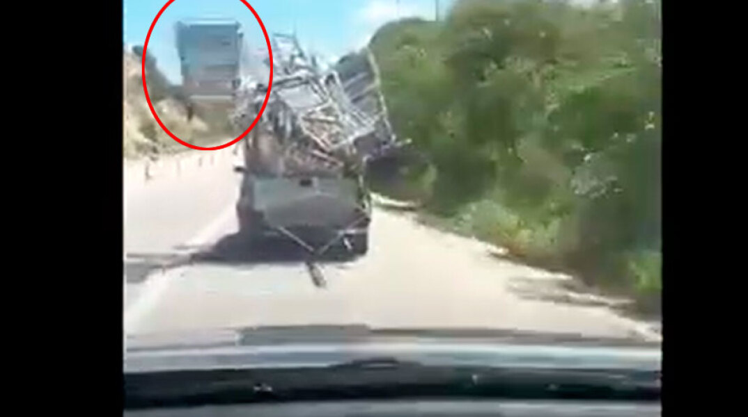 Κρήτη: Ξαπλώστρα «απογειώνεται» από την καρότσα οχήματος και καταλήγει στον δρόμο