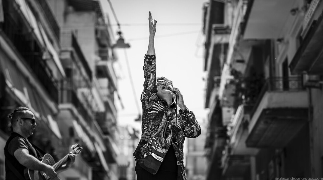 Η Άλκηστις Πρωτοψάλτη τραγουδάει στους δρόμους της Αθήνας και έξω από νοσοκομεία σε κινητή συναυλία