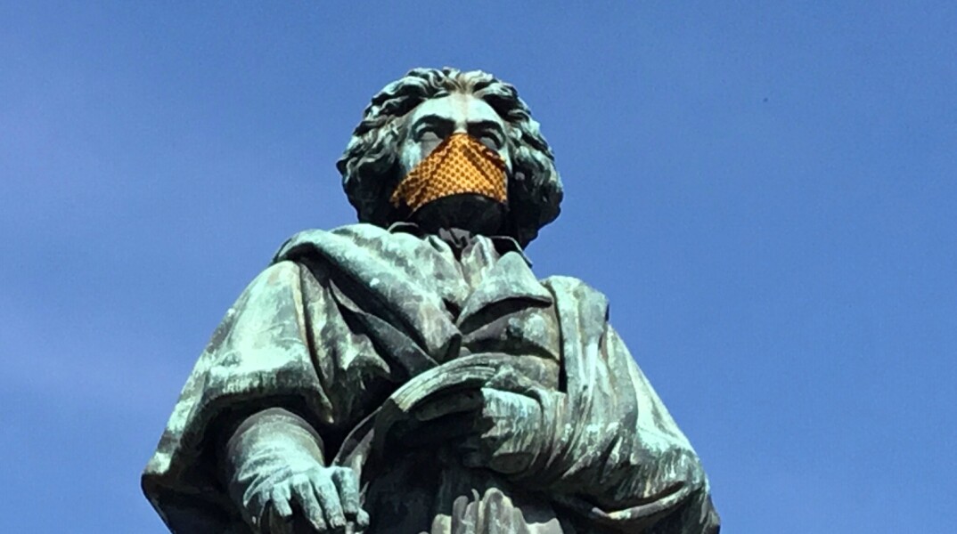 Άγαλμα του Μπετόβεν με ιατρική μάσκα προστασίας 