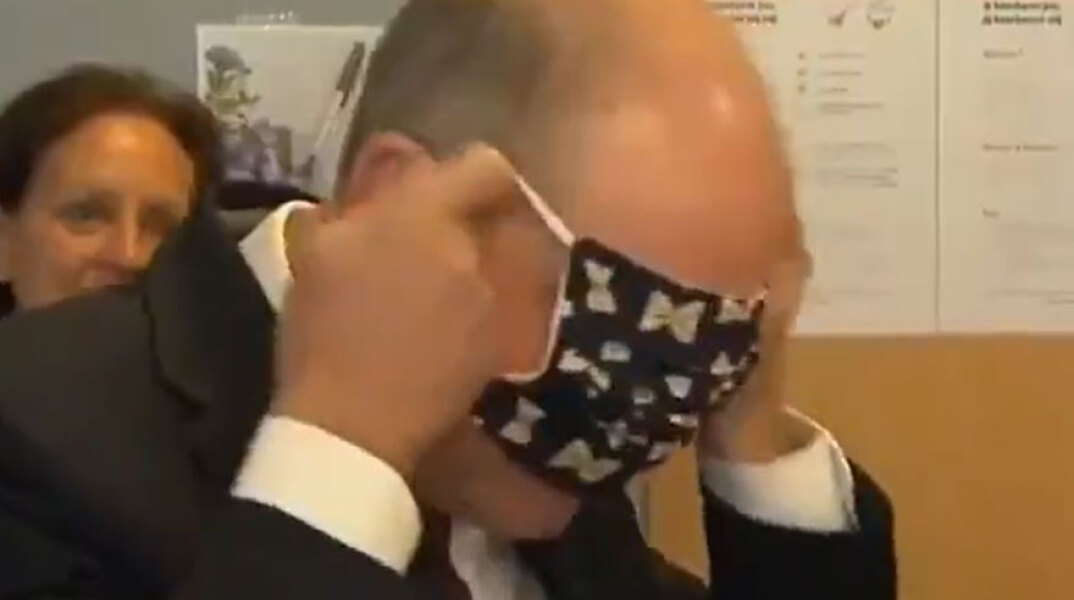 Ο αντιπρόεδρος του Βελγίου  Κοέν Γκενς επιχειρεί να βάλει μάσκα για τον κορωνοϊό χωρίς μεγάλη επιτυχία