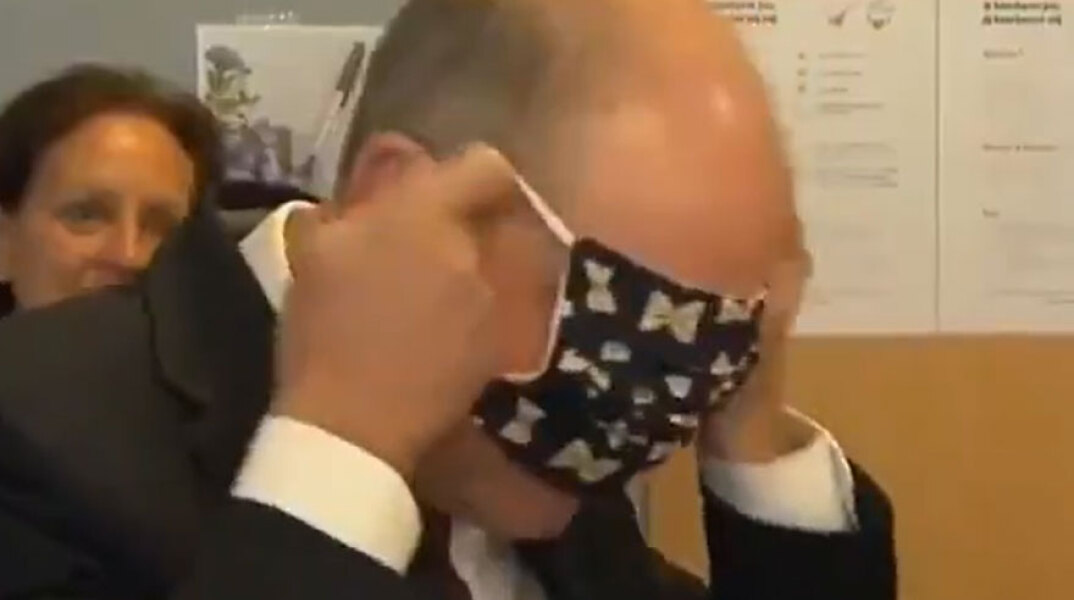 Ο αντιπρόεδρος του Βελγίου  Κοέν Γκενς επιχειρεί να βάλει μάσκα για τον κορωνοϊό χωρίς μεγάλη επιτυχία