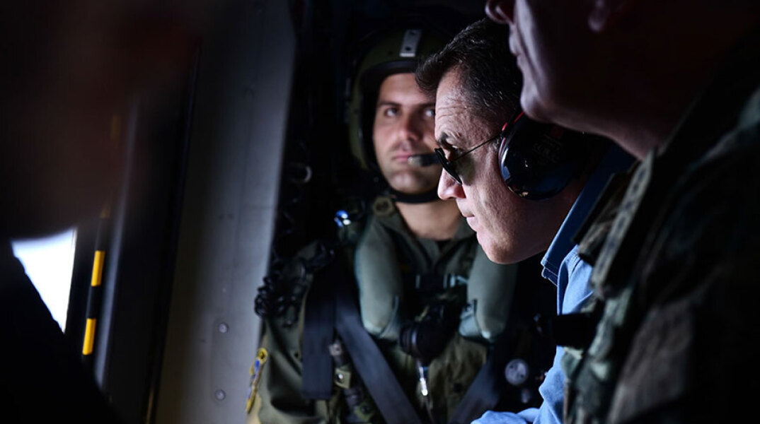 Τουρκικά μαχητικά παρενόχλησαν το ελικόπτερο που μετέφερε τον υπουργό Εθνικής Άμυνας Νίκο Παναγιωτόπουλο