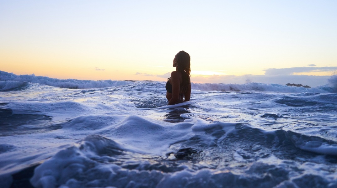 Γυναίκα που κολυμπά στη θάλασσα