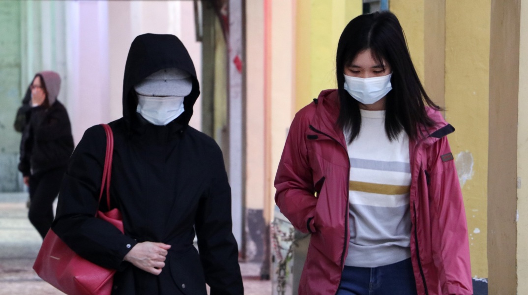 Γυναίκες που κυκλοφορούν φορώντας ιατρική μάσκα προστασίας
