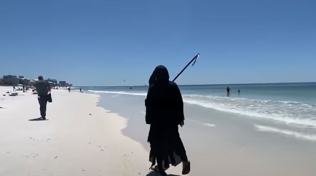Δικηγόρος ντύθηκε... Χάρος και πήγε παραλία για να προειδοποιήσει τους λουόμενους για τον κορωνοϊό