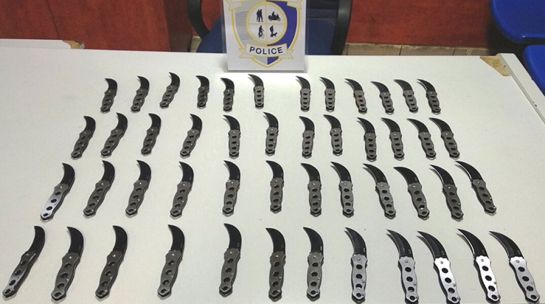 Μια σύλληψη στο κέντρο της Αθήνας για... 48 πτυσσόμενα μαχαίρια