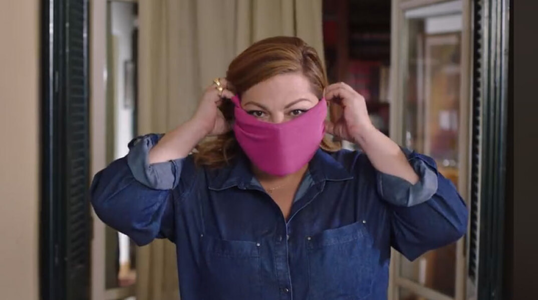 Η Βίκυ Σταυροπούλου μάς εξηγεί πώς να «Μένουμε Ασφαλείς» και να φτιάχνουμε μόνοι μας μάσκα για τον κορωνοϊό