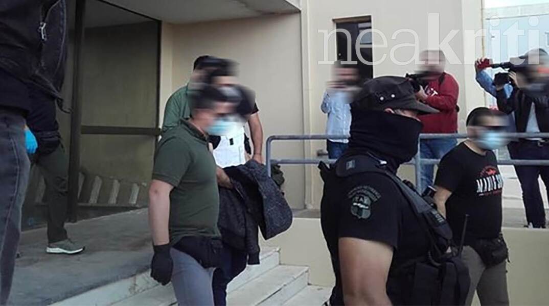 Με αλεξίσφαιρο γιλέκο αποχώρησε ο 29χρονος στα Ανώγεια από τον εισαγγελέα © neakriti.gr