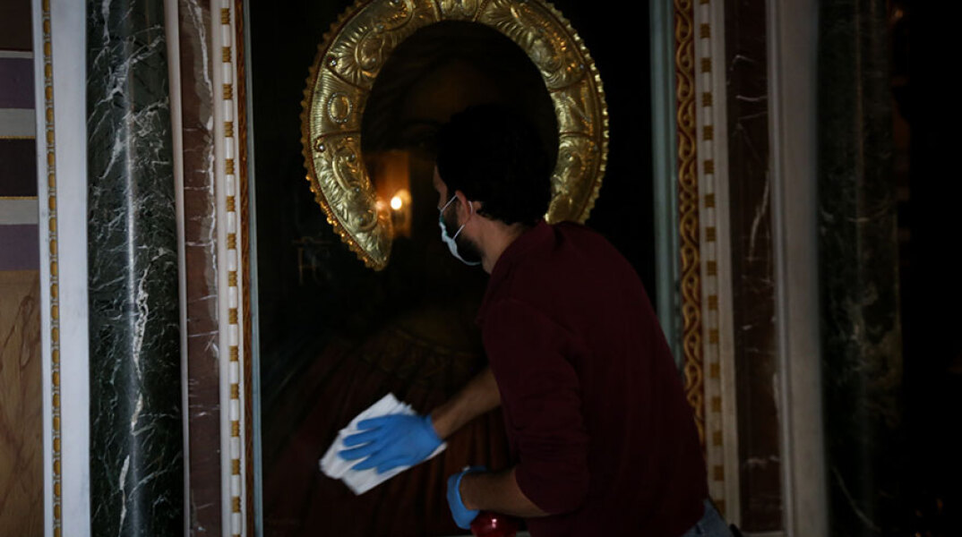 Κορωνοϊός, Εκκλησίες 