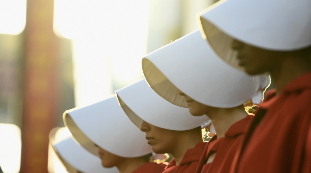 «Οι διαθήκες»: Η Μάργκαρετ Άτγουντ γράφει τον επίλογο της πολυσυζητημένης «Ιστορίας της θεραπαινίδας»