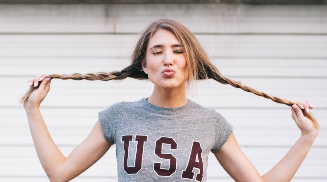 Κορίτσι με κοτσιδάκια στα μαλλιά