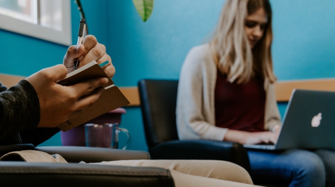 Η συγγραφέας Μανίνα Ζουμπουλάκη παραδίδει δωρεάν μαθήματα για να φτιάξεις μια ηρωίδα