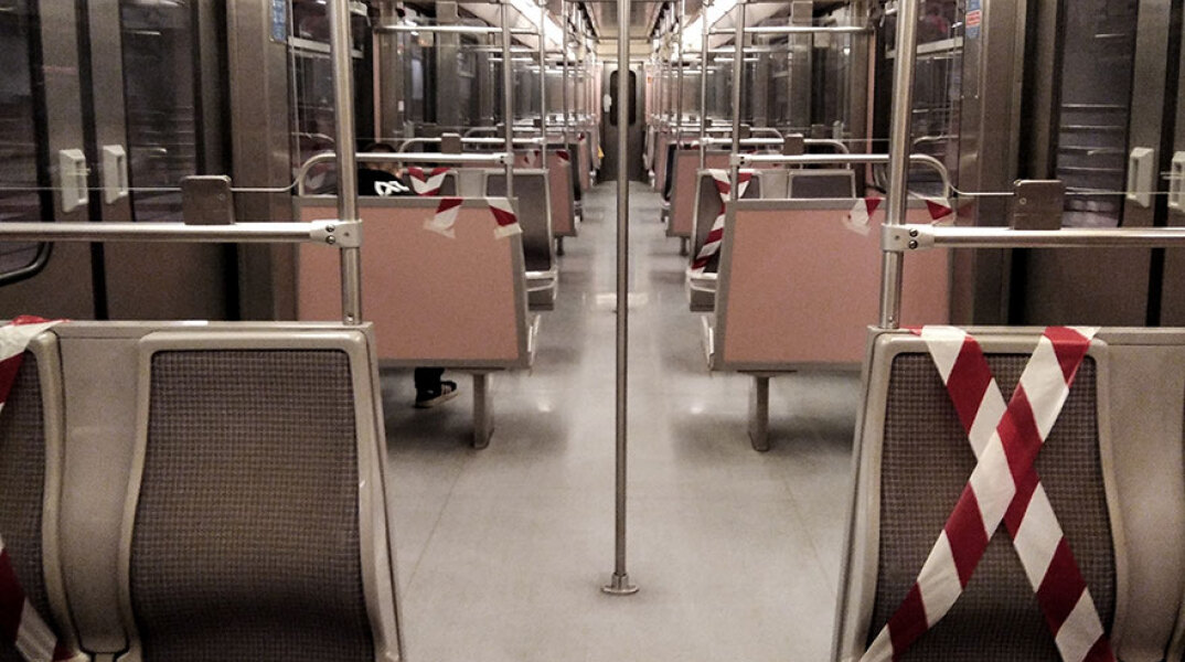 Προστατευτικές κορδέλες σε καθίσματα του Μετρό για κορωνοϊό