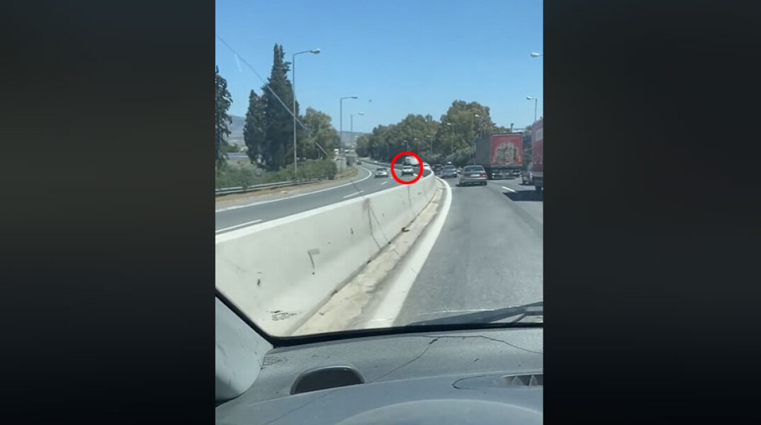 Στη Λεωφόρο Αθηνών, στο ύψος του Σκαραμαγκά, ένας οδηγός πήγαινε ανάποδα και τράκαρε