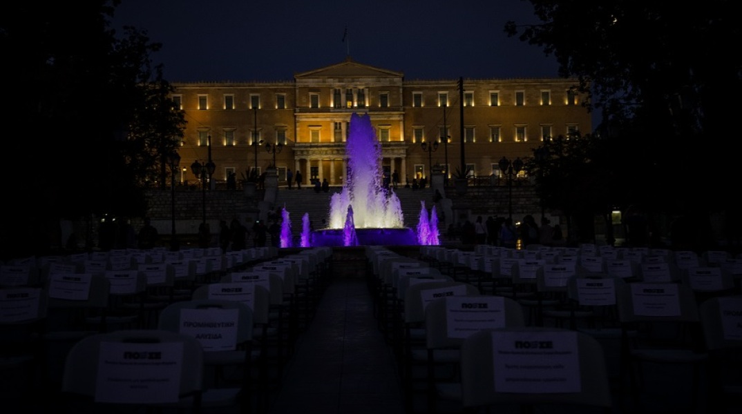 Η διαμαρτυρία «Άδειες Καρέκλες» στην πλατεία Συντάγματος