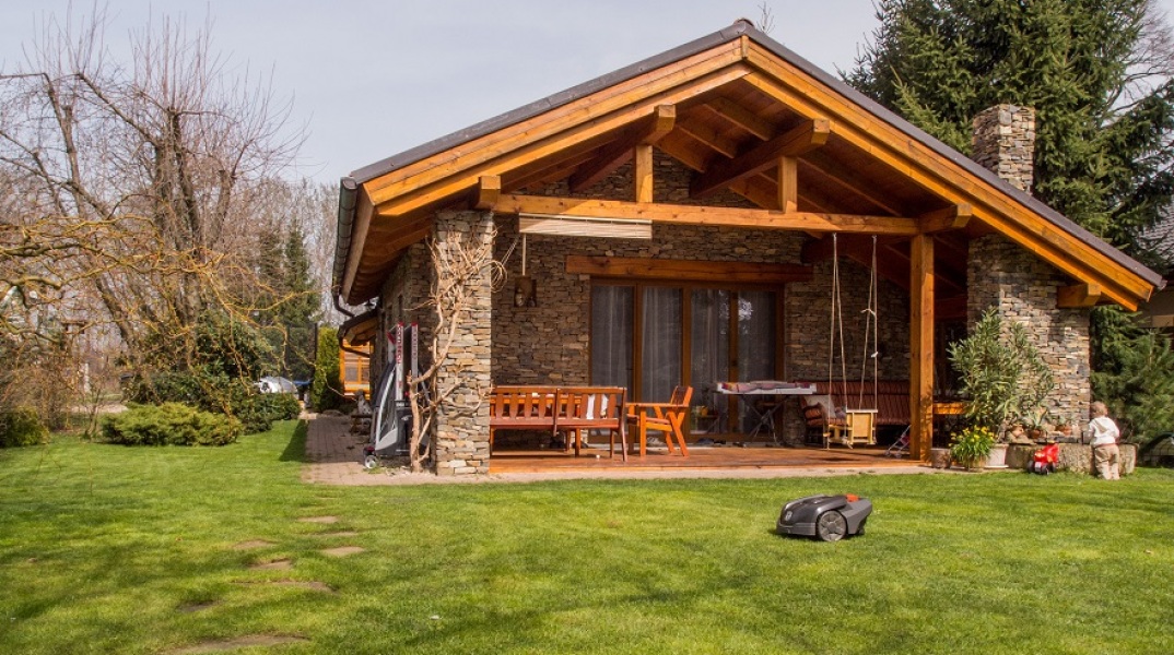 Σπίτι με κήπο-Φωτογραφία Αρχείου