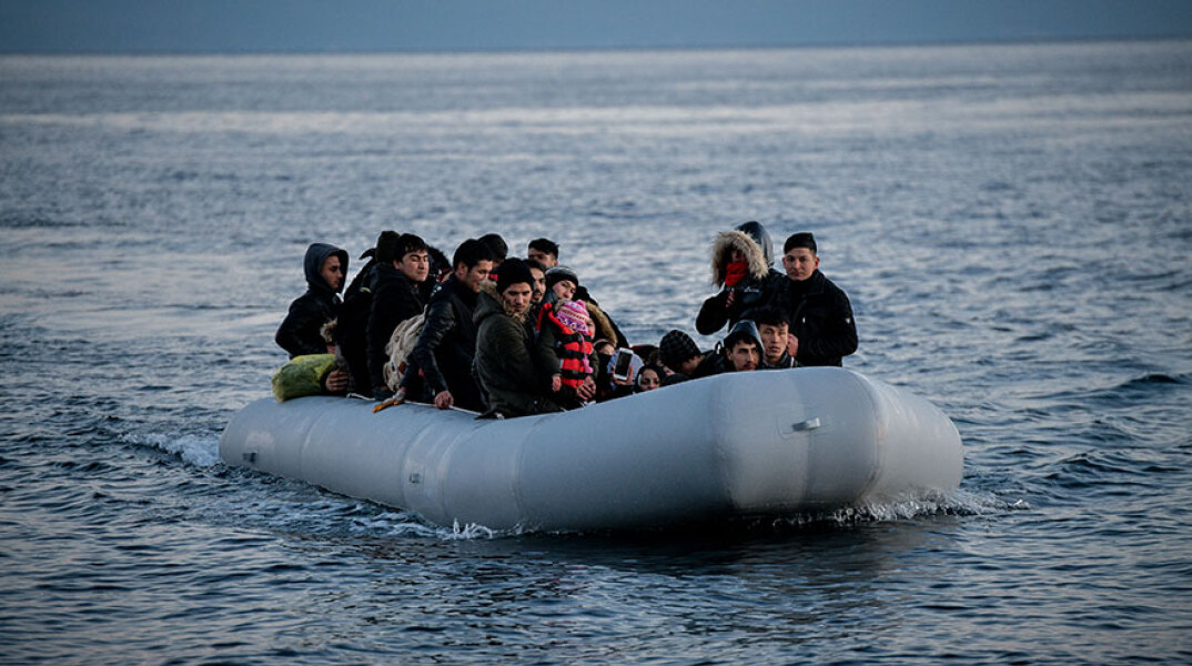 Λέμβος με μετανάστες στο Αιγαίο