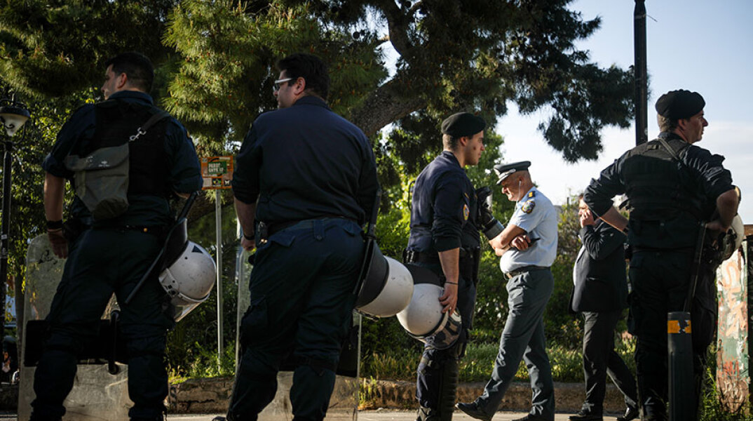 Κορωνοϊός: Ισχυρές δυνάμεις της Αστυνομίας προχώρησαν σε κλείσιμο της πλατείας Αγ. Ιωάννου στην Αγία Παρασκευή