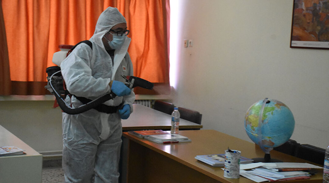 Απολύμανση σχολικής τάξης