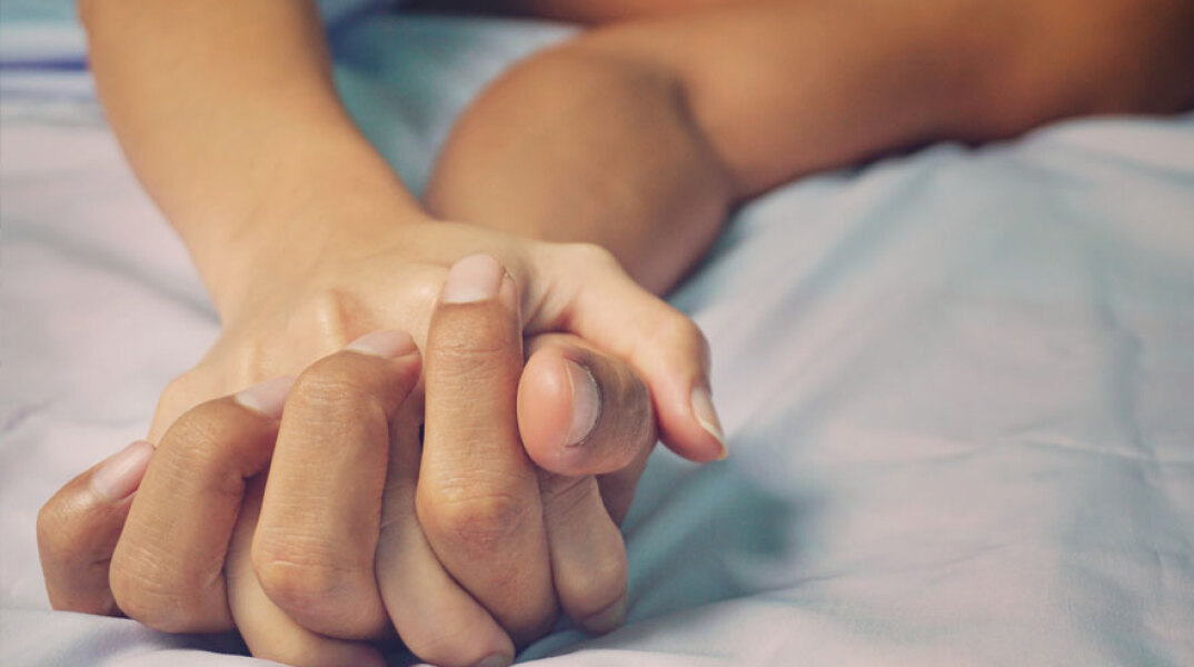 Πόσο πιθανό είναι να κολλάει ο Covid-19 με το σεξ - Ερευνητές εντόπισαν κορωνοϊό στο σπέρμα ασθενών