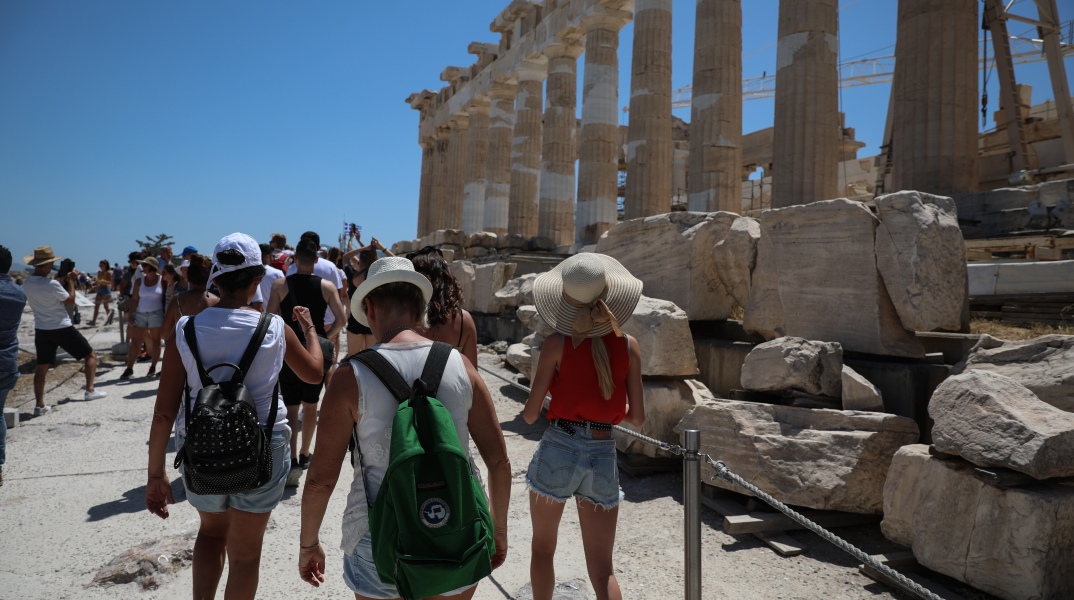 Έρευνα: το 50% δεν θέλει ανοιχτά σύνορα για όλους τους τουρίστες 