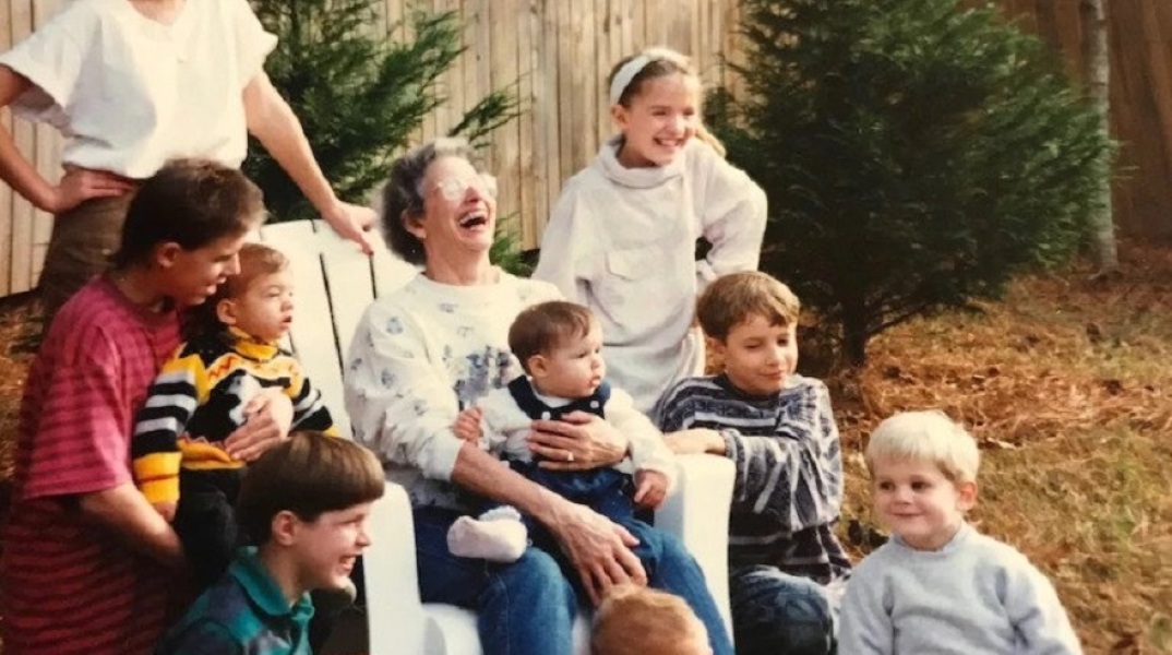 Η Τζην  Ο Μπράιαν με ενιά από τα 13 εγγόνια της, το 1990