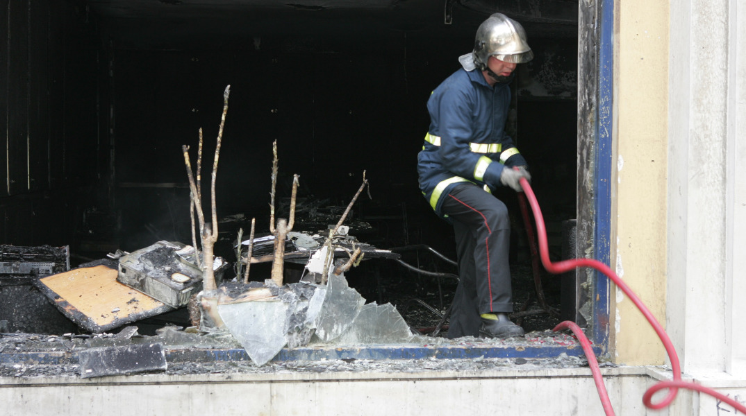 Το υποκατάστημα της MARFIN EGNATIA BANK στην Σταδίου 23 οπου δύο γυναίκες και ένας άνδρας βρήκαν τον θάνατο μετά από πυρκαγιά που εκδηλώθηκε από ρίψη μολότοφ