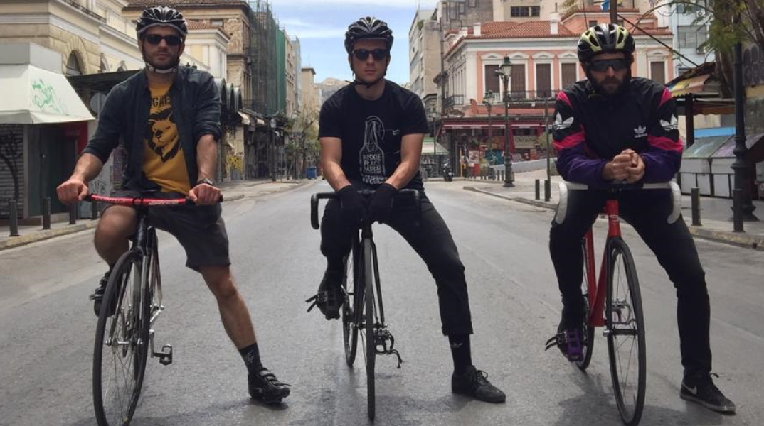 Video με ποδηλάτες στην άδεια Αθήνα