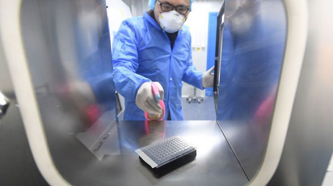 Εργαζόμενος στο εργαστήριο Huoyan στην Ουχάν της Κίνας