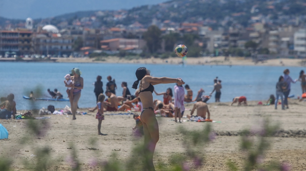 Χαμός στη Λούτσα, κοσμοπλημμύρα στην παραλία