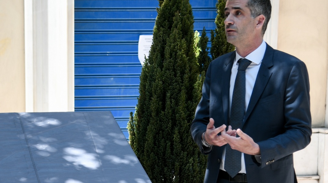 Ηχηρό μήνυμα ενάντια στο μίσος και τη βία έστειλε ο δήμαρχος Αθηναίων Κώστας Μπακογιάννης, στα αποκαλυπτήρια της πλακέτας για τους νεκρούς της Marfin