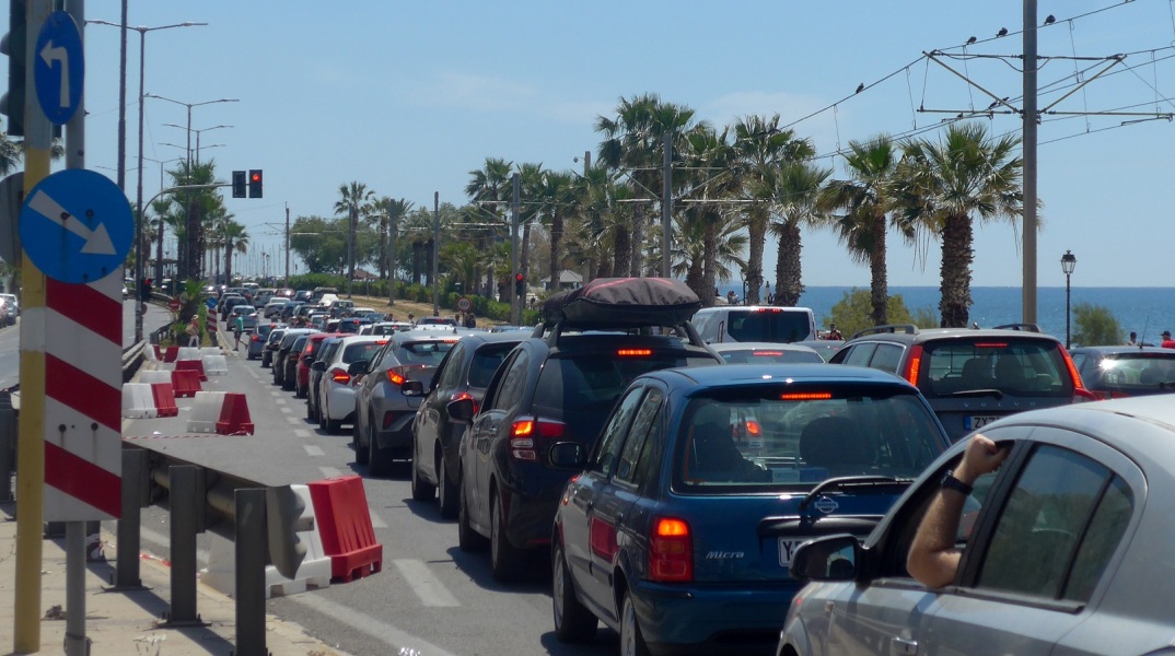 Η καλοκαιρία, αλλά και τα έργα που διεξάγονται στο ύψος της Αλίμου προκάλεσαν φαινόμενα έντονης κυκλοφοριακής συμφόρησης στην Παραλιακή