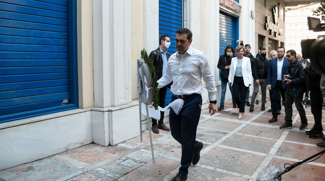 Στο σημείο που θα στηθεί η πλακέτα μνήμης  στα θύματα της Marfin κατέθεσε στεφάνι ο πρόεδρος του ΣΥΡΙΖΑ, Αλέξης Τσίπρας. 