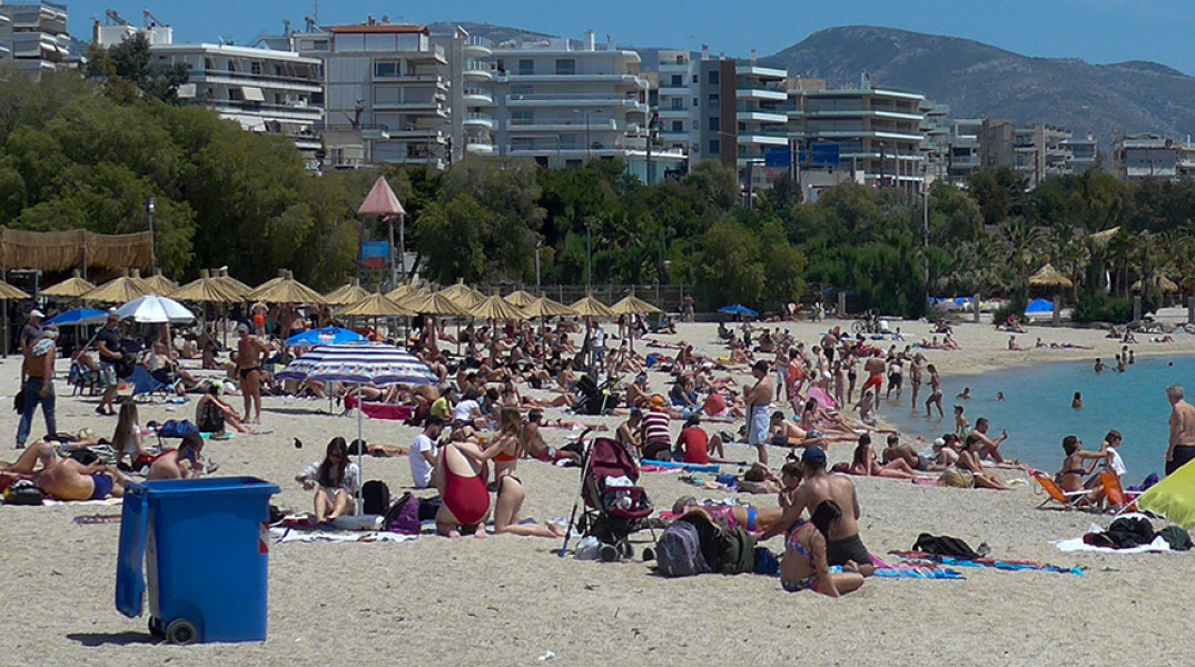 Το αδιαχώρητο και σήμερα στις παραλίες