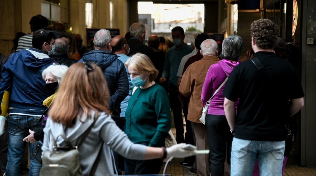 Ουρά έξω από τη ΔΕΗ στο κέντρο της Αθήνας