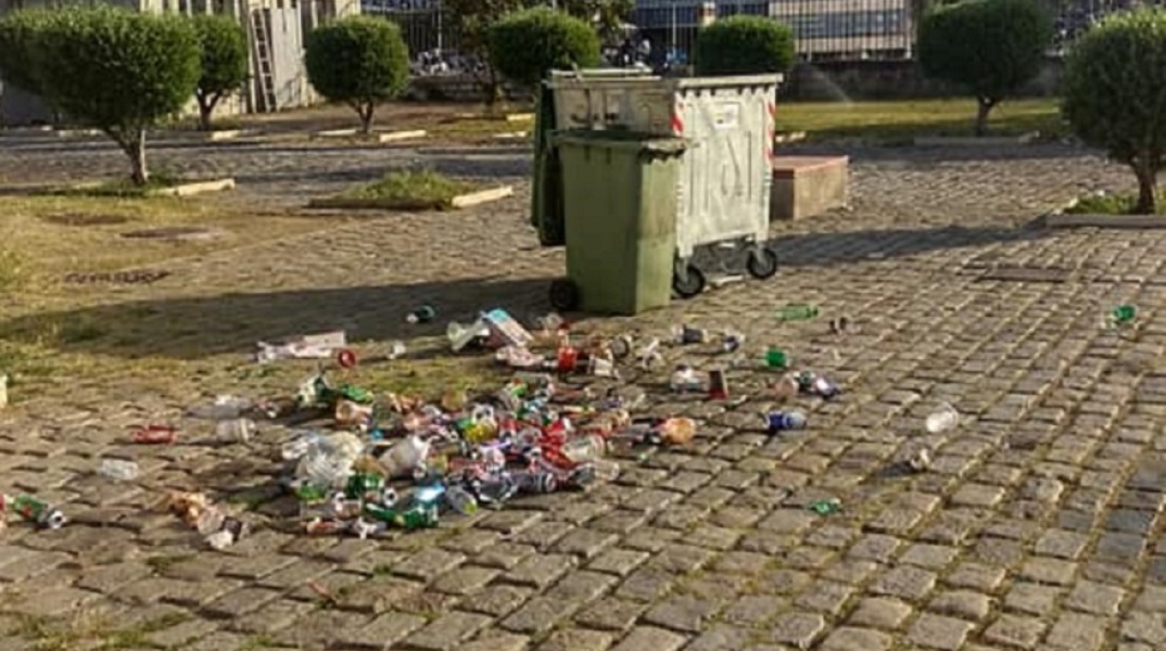 Σκουπίδια στο λιμάνι της Θεσσαλονίκης