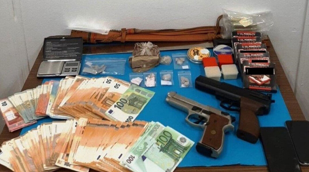Τρεις συλλήψεις για ναρκωτικά και όπλα στο Αιγάλεω - Κατασχέθηκαν ηρωίνη και σπαθί