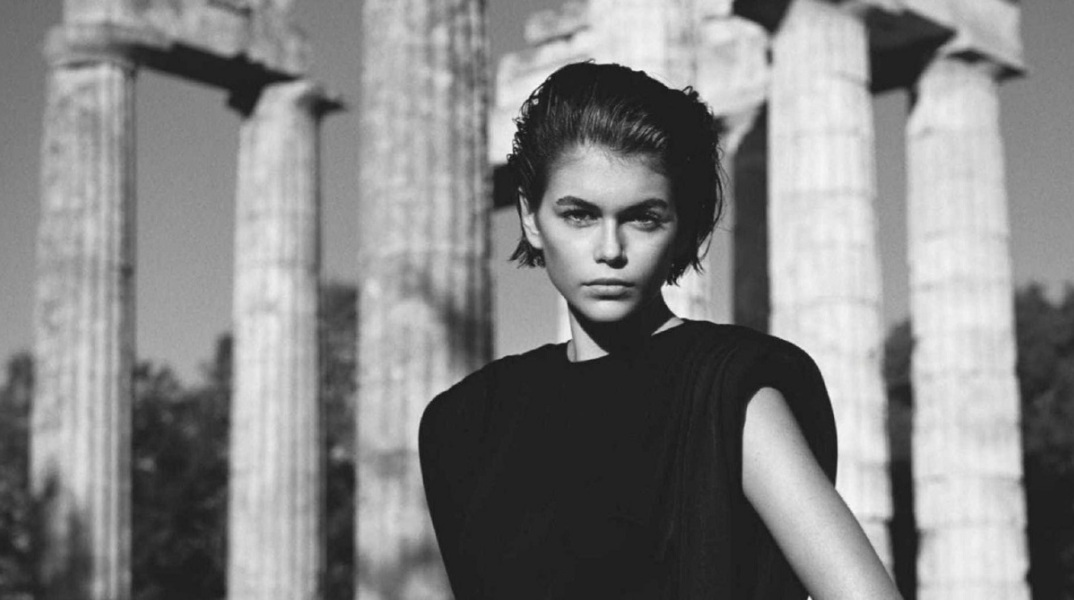 Η Kaia Gerber φωτογραφίζεται στο Ιερό του Δία στη Νεμέα για τη βρετανική Vogue