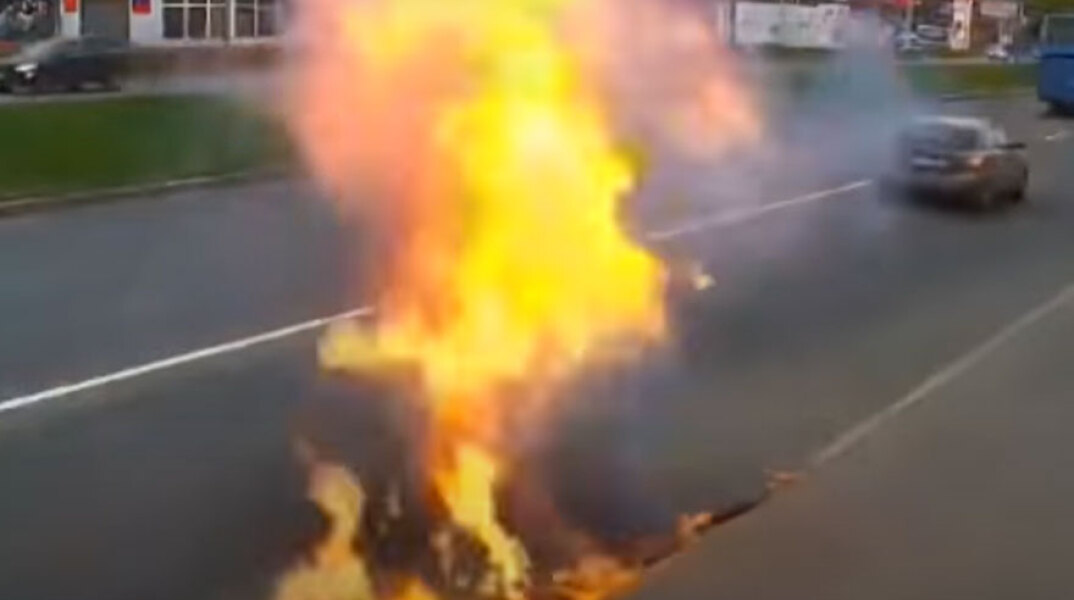 Φλόγες ξεπηδούν στην άκρη πεζοδρομίου στην Αγία Πετρούπολη της Ρωσίας