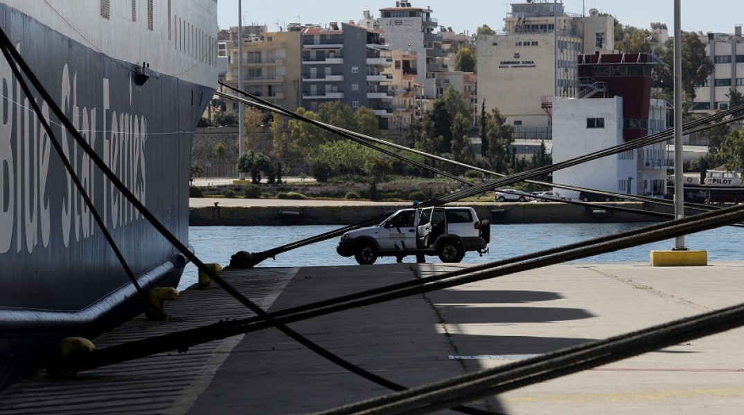 Πτώση ΙΧ στο λιμάνι του Πειραιά