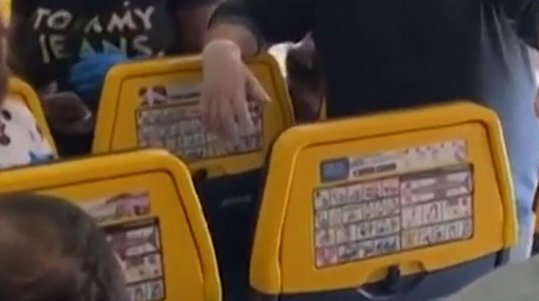 Ο ένας δίπλα στον άλλο οι επιβάτες σε πτήση της Ryanair από Λονδίνο προς Λισαβόνα