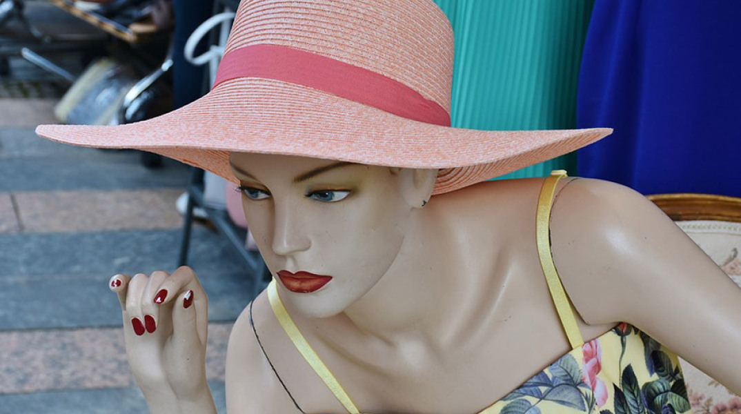 Κούκλες βιτρίνας διασφαλίζουν τις απόστάσεις ασφαλείας σε μπαρ