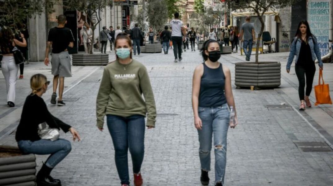 Πολίτες με μάσκες στο κέντρο της Αθήνας