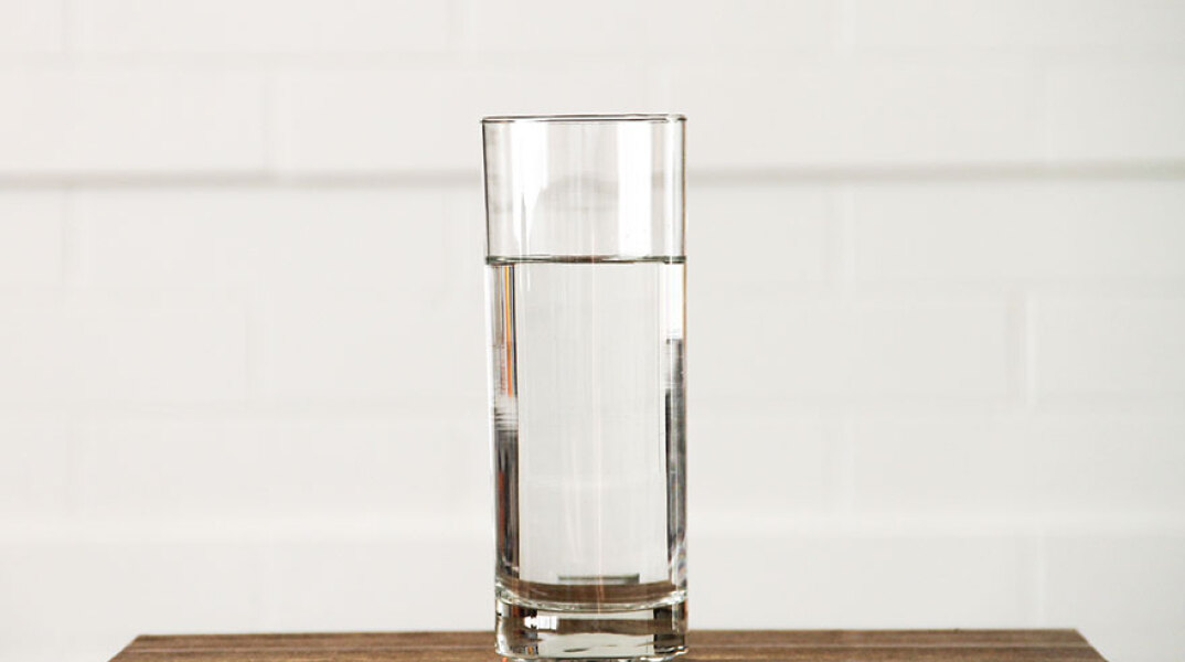 Ποτήρι με νερό