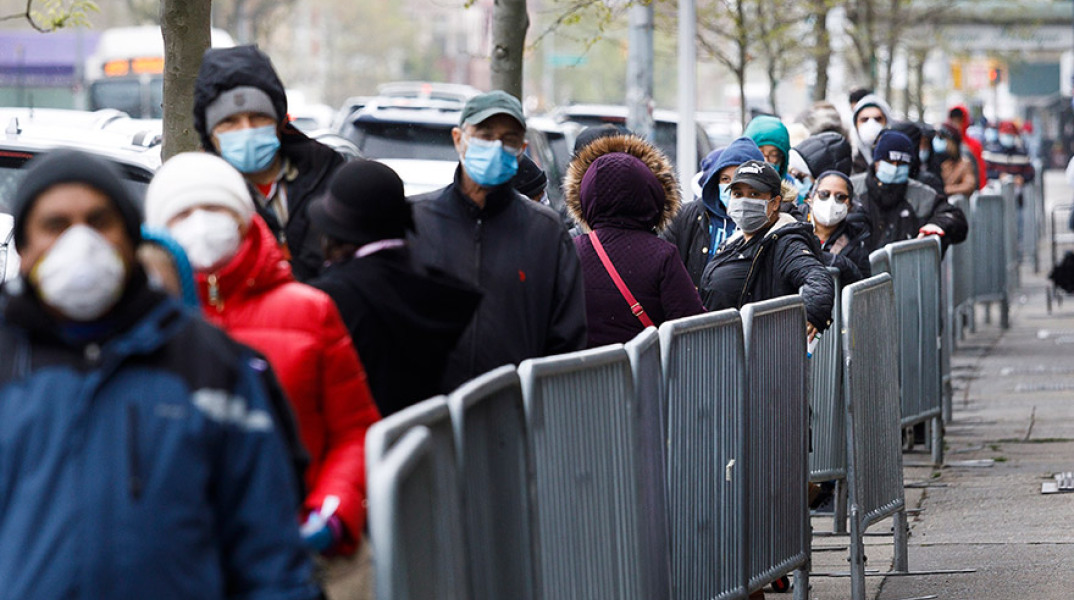 ΗΠΑ- Άνεργοι περιμένουν στην ουρά για διανομή τροφίμων στο Μπρούκλιν 