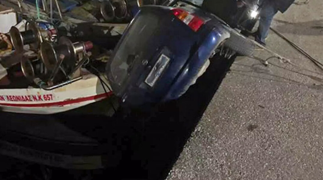 Απίστευτες εικόνες στην Καβάλα: Αυτοκίνητο έπεσε στο λιμάνι